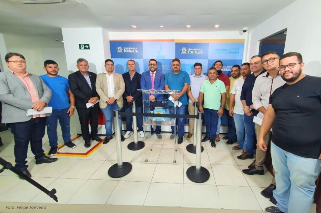 Grupo de vereadores se reuniu na Câmara de Fortaleza ao lado de Márcio Martins